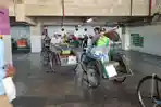 Sepi Penumpang, Tukang Becak Lansia di Gresik Bersyukur Dapat Sembako Gratis saat Ramadan