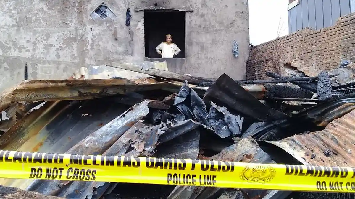 BREAKING NEWS: 5 Rumah Hangus Terbakar di Jl Teluk Bayu Makassar