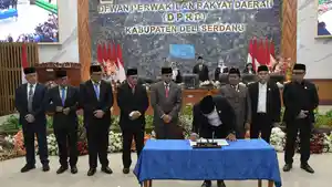 Rapat-Paripurna-DPRD-Kabupaten-Delisffbgvf.jpg