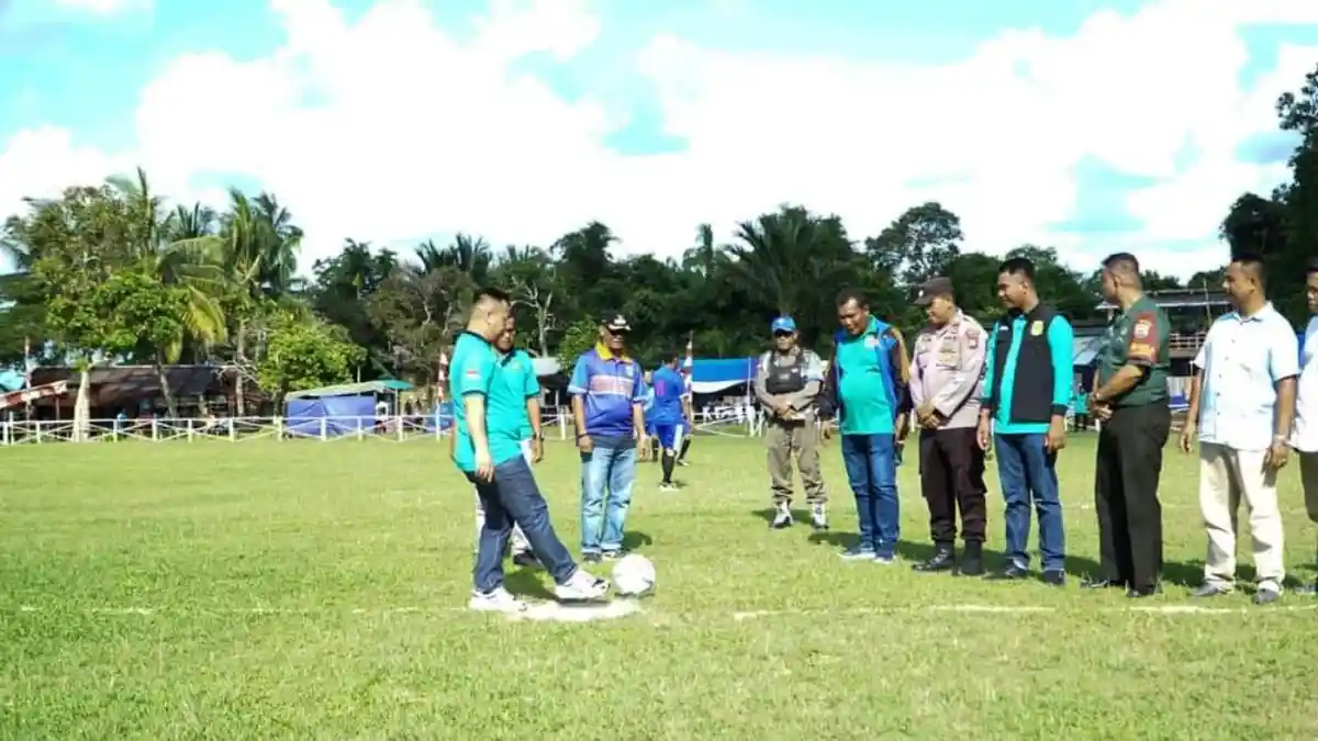 Bupati Lingga Buka Turnamen Sepak Bola di Dusun 1 Limbung