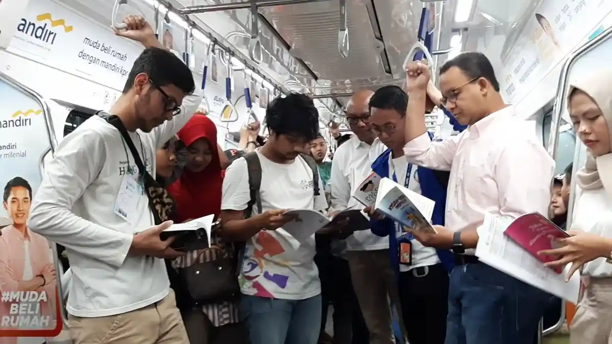Anies Tinjau Skywalk Stasiun MRT Lebak Bulus-Mal Point Square, Target Beropasi Desember 2022