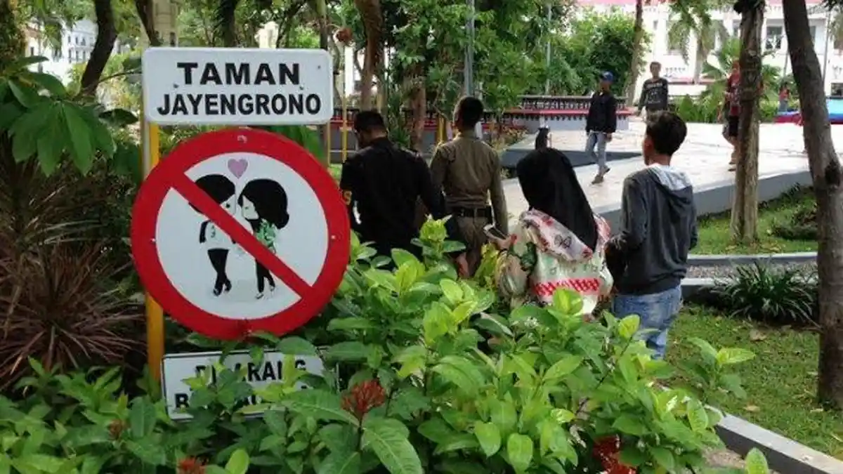 Pasangan ABG Ini Keder Saat Tertangkap Satpol PP Pacaran di Taman Jayengrono