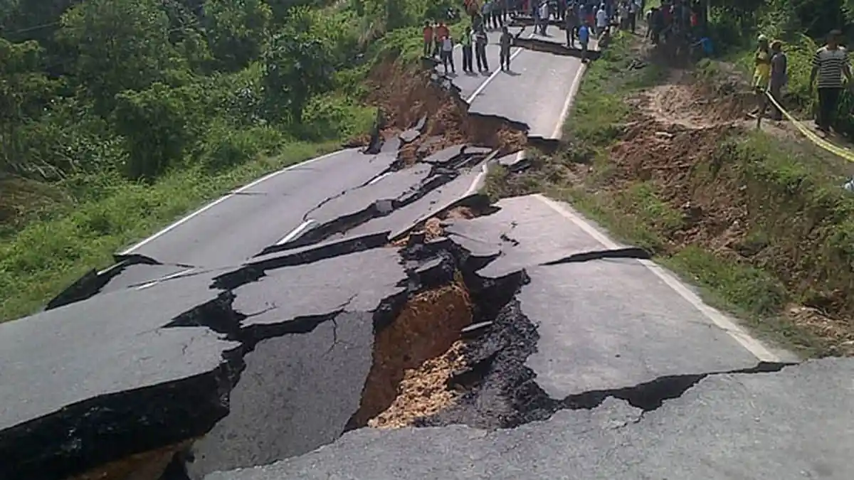Hati-hati Melintas di Jalan Pantonlabu-Baktiya, Aceh Utara, Longsor Makin Meluas & tanpa Penerangan
