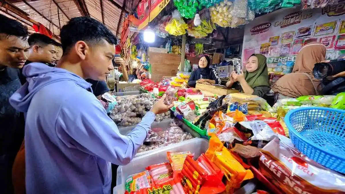 Momen Gibran Blusukan di Pasar Induk Kramat Jati