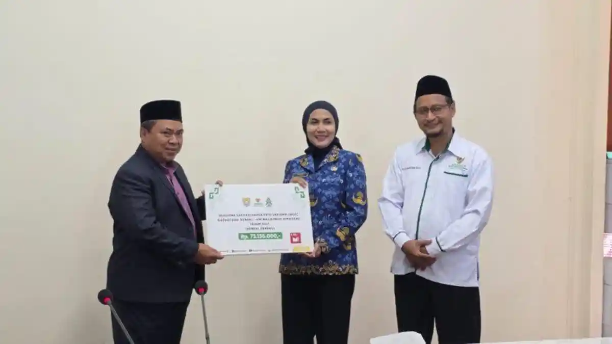 Bupati Kendal Serahkan Beasiswa kepada 10 Mahasiswa UIN Walisongo