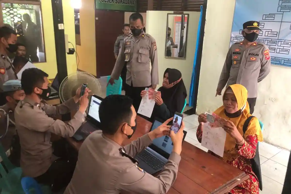 Polres Kayong Utara Salurkan Bantuan Tunai Pangan Kepada Pedagang Kaki Lima dan Pemilik Warung