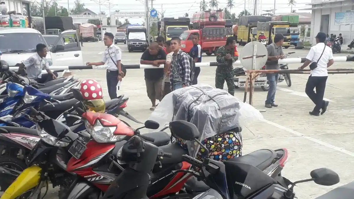 KMP Teluk Sinabang Dihantam Ombak di Pelabuhan Samatiga, 50 Sepeda Motor belum Diturunkan