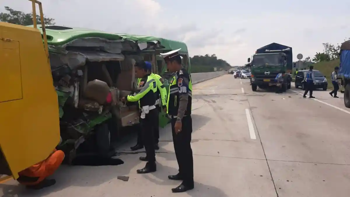 Ini Identitas 3 Kendaraan yang Terlibat Kecelakaan Beruntun di Tol Gringsing