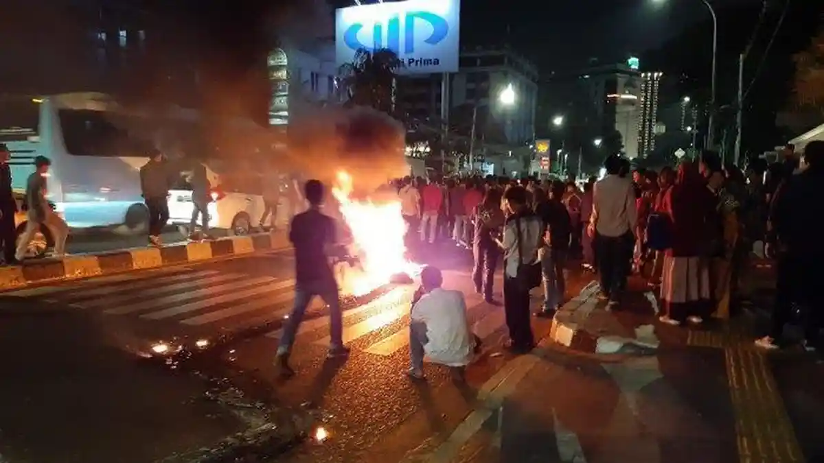 Massa IMM Bakar Ban di Jalan Menteng Raya, Lalu Lintas Macet