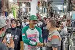 Cawali-Pilkada-Madiun-2024-Nomor-Urut-2-Maidi-menyapa-pedagang.jpg