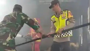 Personel-kepolisian-TNI-dan-petugas-pemadam-kebakaran-Aceh-Barat.jpg
