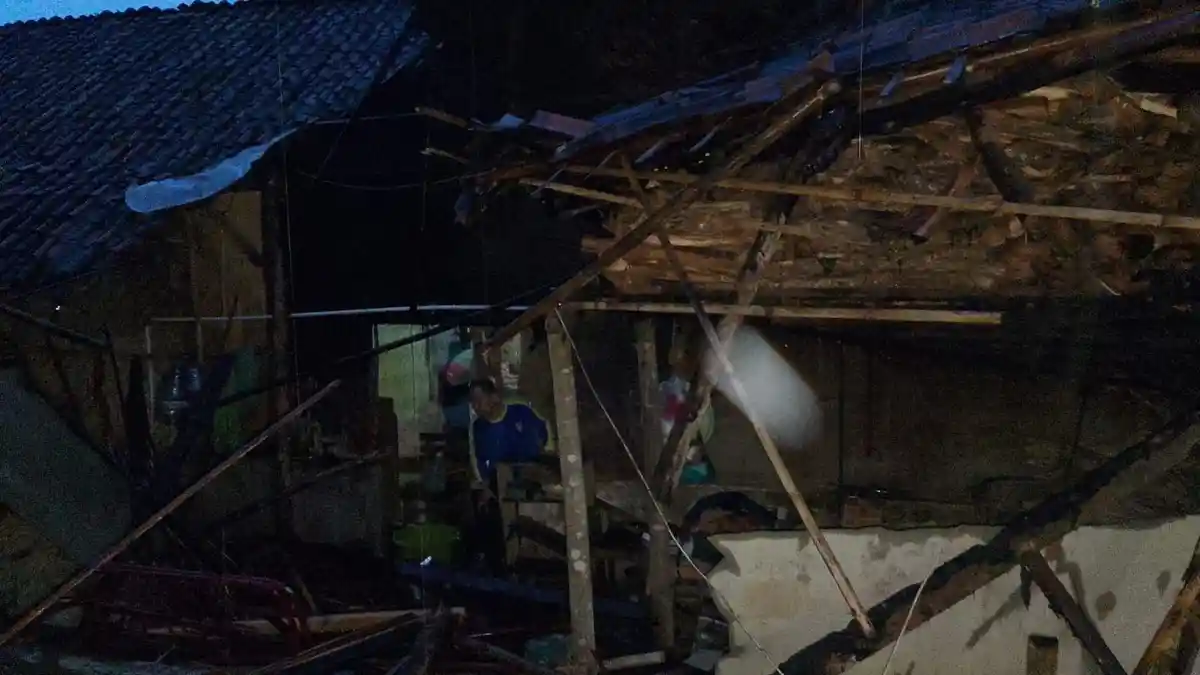 Lansia di Ciamis Selamat Dari Reruntuhan Rumah yang Ambruk Saat Hujan Deras Mengguyur