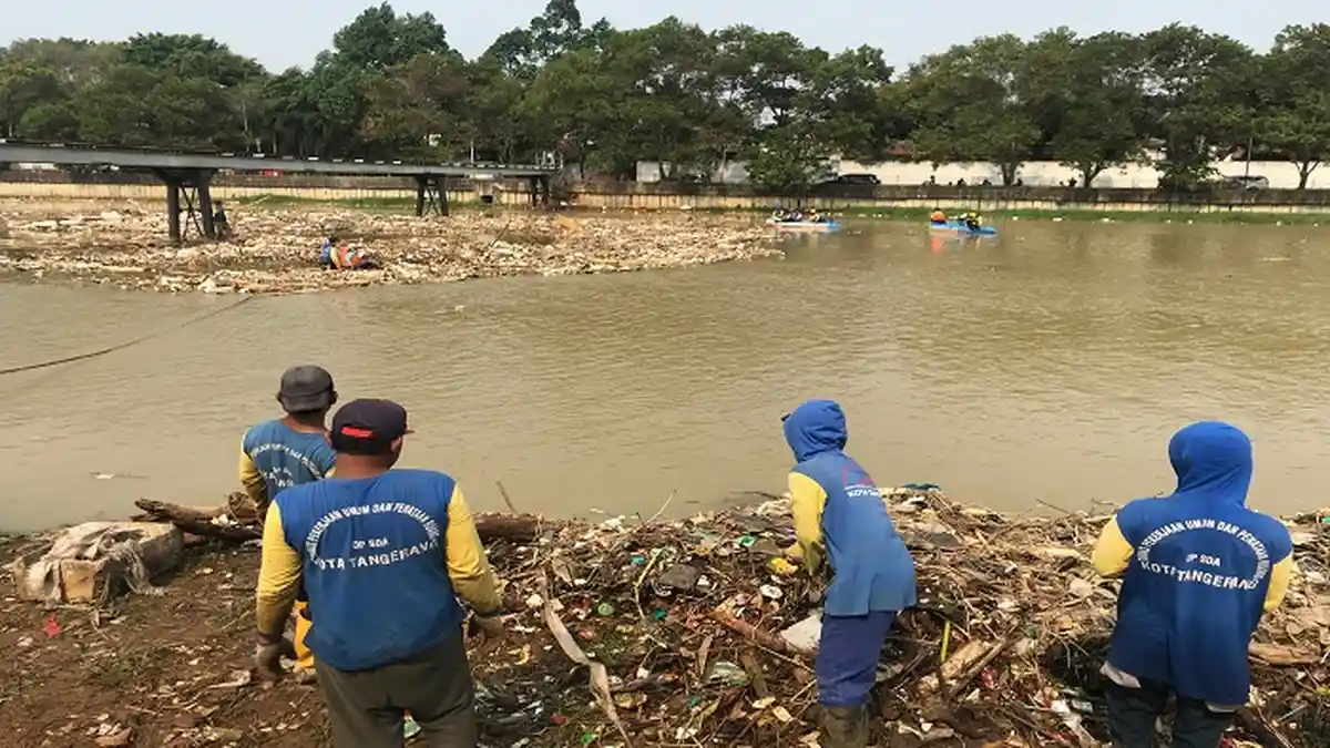 Hujan Sehari, Sampah Menumpuk Di Sungai Cisadane