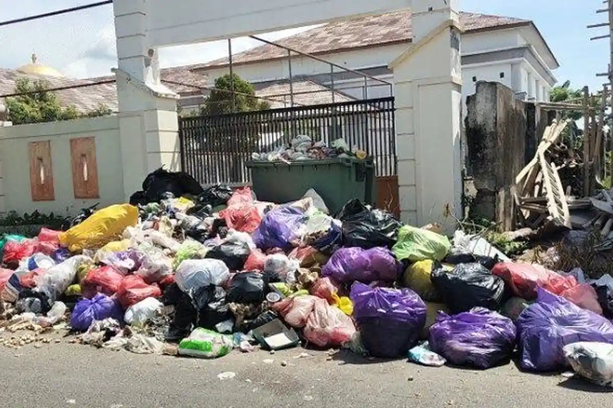 Jorok dan Bau Busuk, Beginilah Penampakan Gerbang Kantor DPRD Polman yang Dipenuhi Sampah