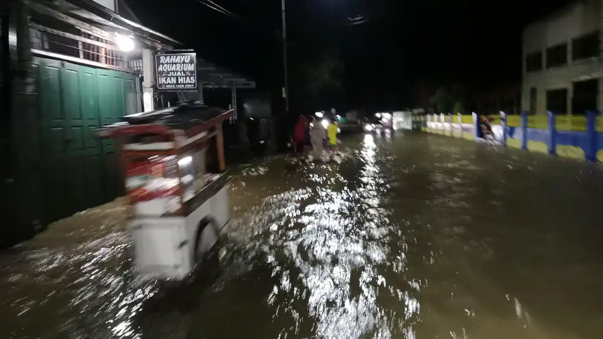 Banjir yang Terjang Pameungpeuk Garut Mulai Surut Jelang Malam Hari