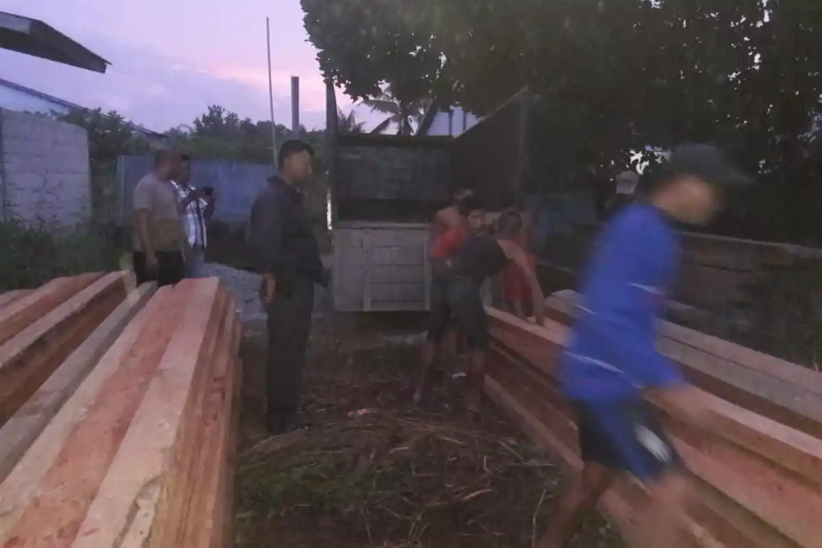 Banitreskrim Polsek Singkawang Utara Amankan 168 Kayu Diduga Ilegal
