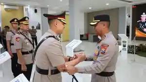 Kapolres-Tulungagung-Jawa-Timur-AKBP-Ihram-Kustarto-jabat-tangan-Wakapolres-Kamis-1162026.jpg