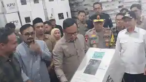 Wakil-Mendagri-Bima-Arya-saat-cek-kondisi-logistik-pilkada.jpg