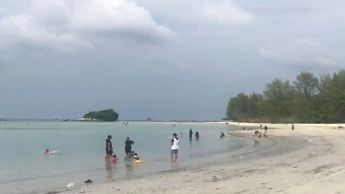 Pantai Trikora di Bintan Suguhkan Pesona Pantai Landai dan Berbatu Besar
