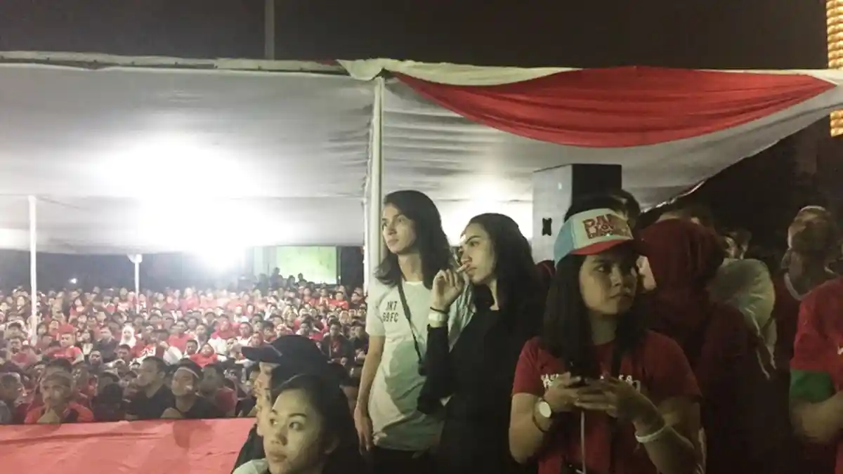 Marcell Darwin Ikut Nobar Final Piala AFF 2016 di Halaman Gedung Kemenpora