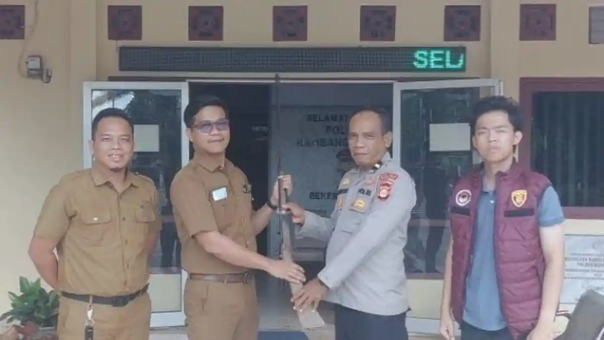 Sekretaris Desa Tebat Agung Muara Enim Serahkan Senjata Api Rakitan Miliknya ke Polisi