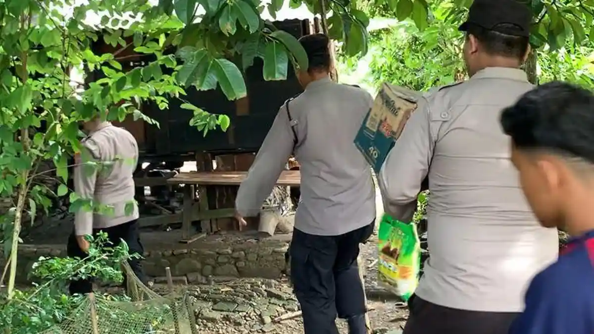 Wujud Bakti Sosial, Personel Polsek Sibabangun Bantu Warga Sakit di Tapanuli Tengah