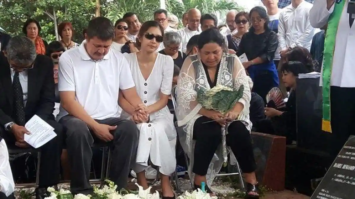 Pemakaman Ibunda Mikha Tambayong Diwarnai Isak Tangis Pilu Keluarga