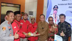 Kapolres-Ogan-Ilir-potong-tumpeng-diperingatan-hari-buruh.jpg