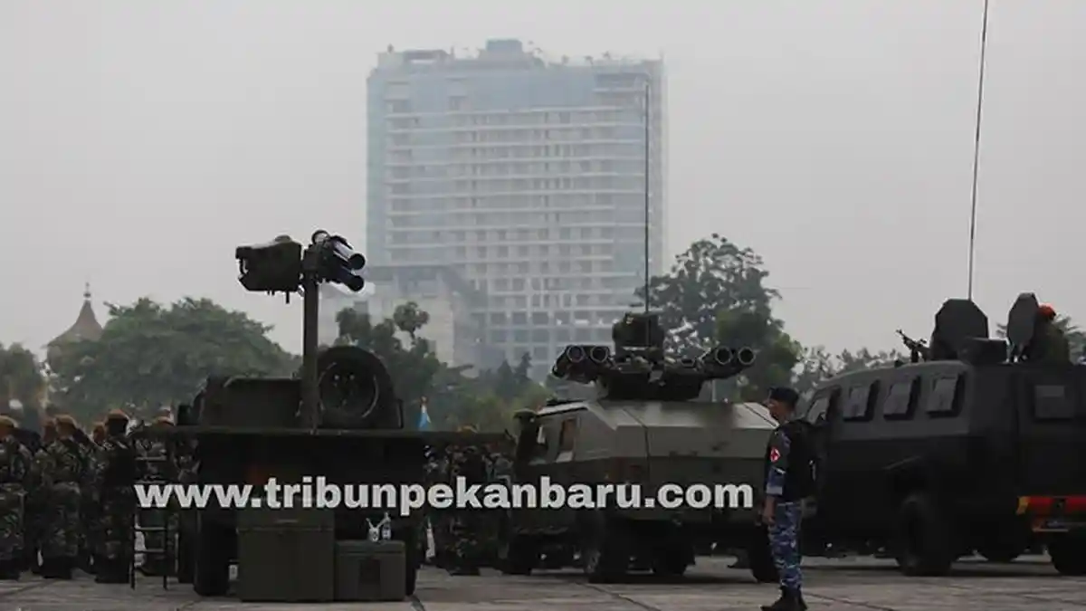 FOTO : Kabut Masih Selimuti Pekanbaru Pagi Ini - kabut-saat-upacara-hut-tni-pku.jpg