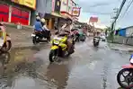 Becek dan Berlumpur, Genangan Air di Jalan Perdagangan Kuin Utara Banjarmasin Ganggu Pengendara