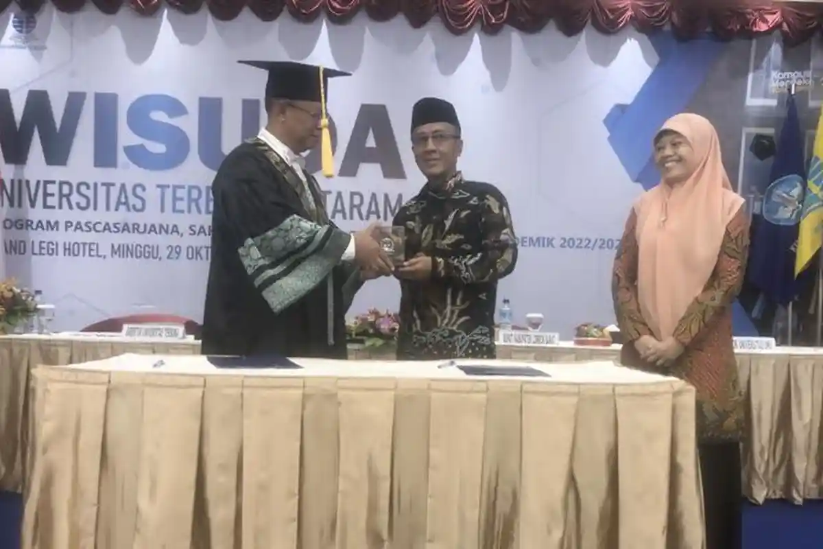 Rektor Universitas Terbuka Profesor Odjat Darojat Wisuda 409 Sarjana UT Mataram