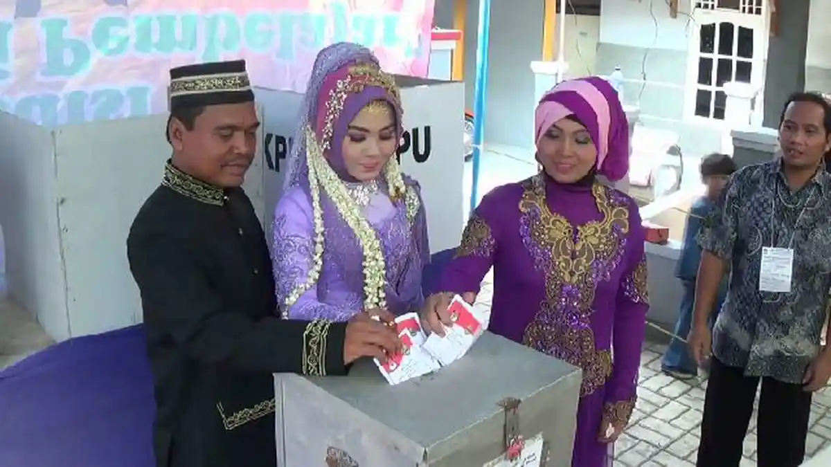 Usai Akad Nikah, Pengantin di Bekasi Coblos Pilkada 2018
