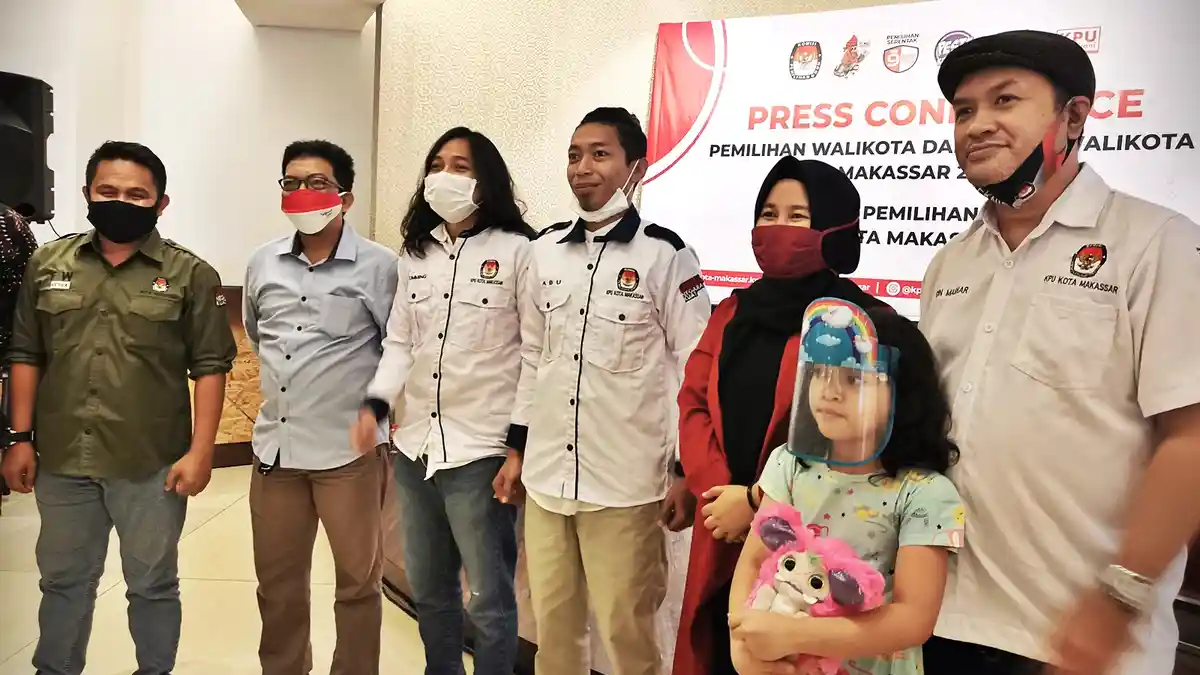 FOTO: KPU Makassar Libatkan Tumming-Abu Tingkatkan Angka Partisipasi Pemilih - youtuber-tumming-abu-berfoto-bersama-usai-memperkenalkan-ikon-kpu-makassar-3.jpg