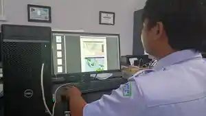 Potret-petugas-BMKG-saat-melihat-peta-cuaca.jpg