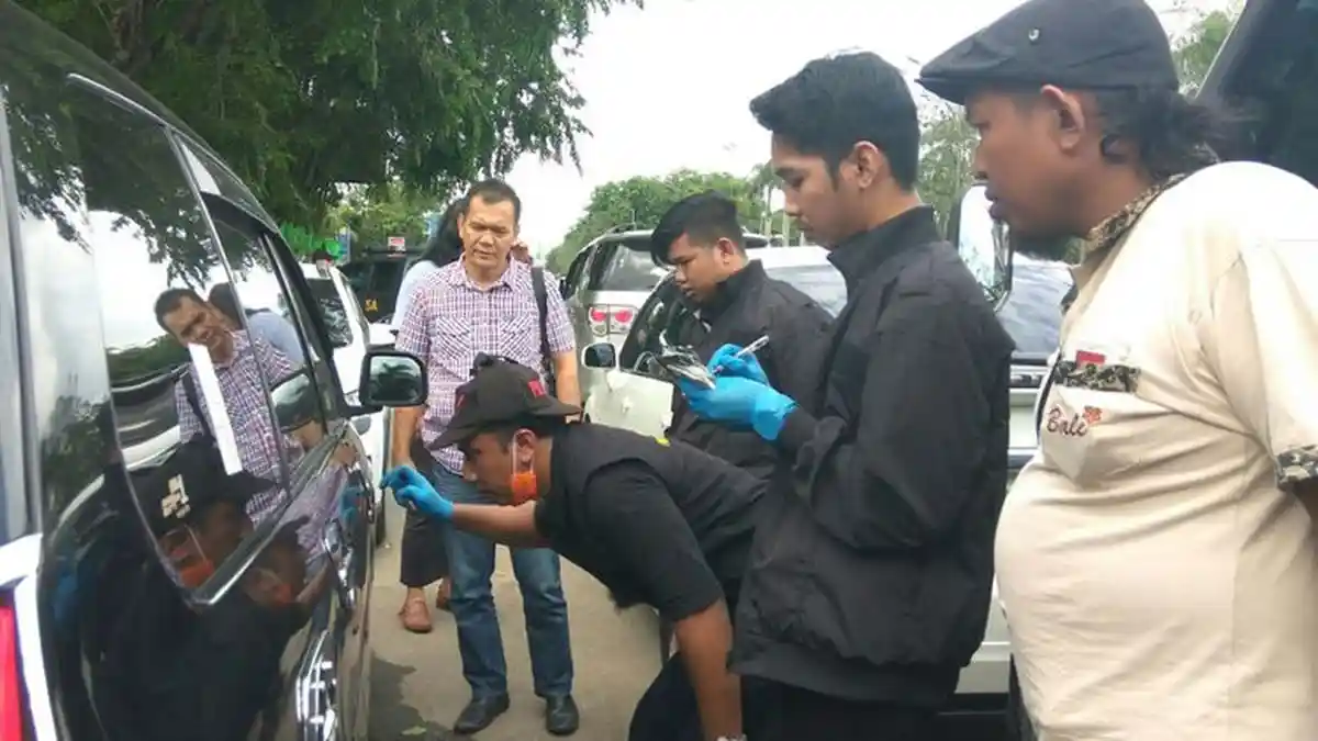 Viral Perampok Gembos Ban Rampas Uang hingga Berceceran di Jalan