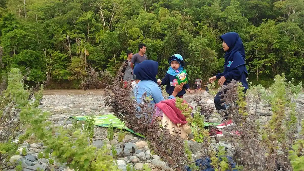 Asyiknya Piknik di Tepi Sungai Jalin, Primadona Wisata Alam dari Aceh Besar