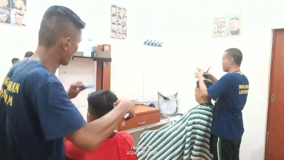 Ketika Tangan Warga Binaan Lapas Batam Cekatan Memotong Rambut Hingga Terlihat Stylish