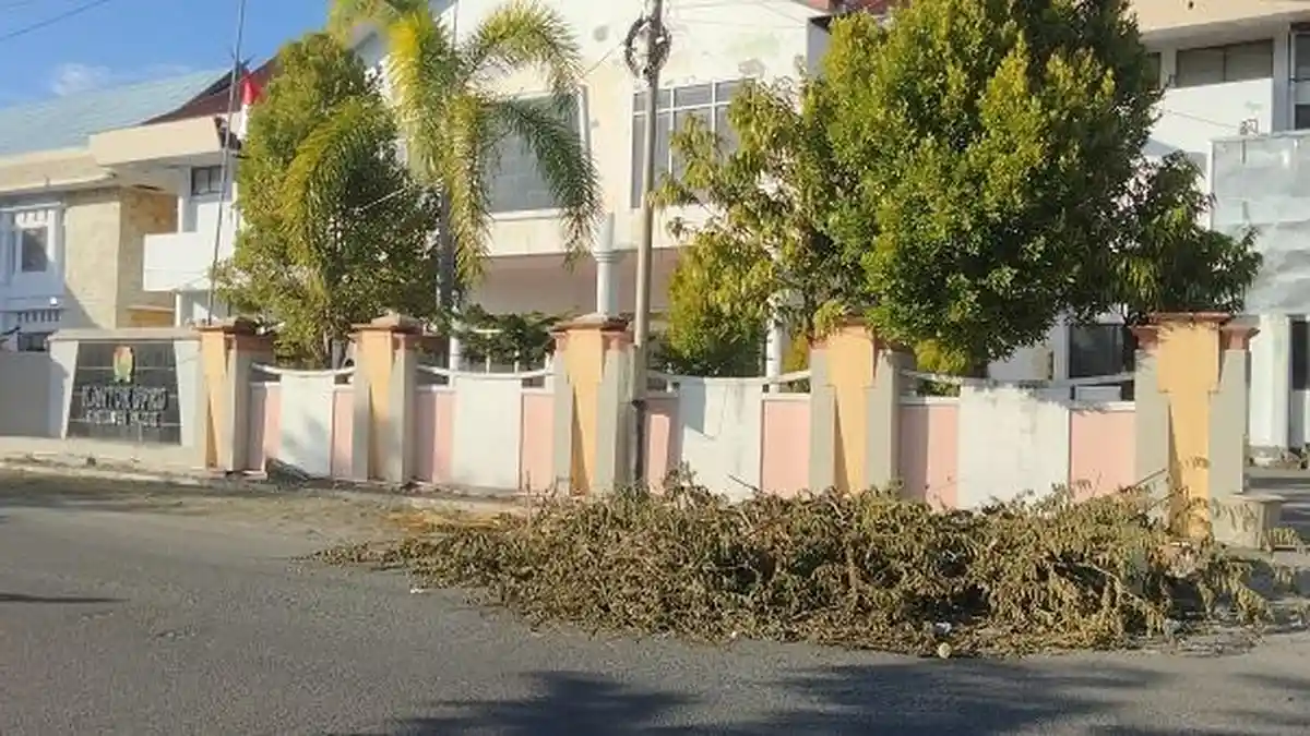 Penampakan Tumpukan Sampah Depan Kantor DPRD Majene