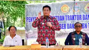 Pemkab-Samosir-menyerahkan-bantuan-bibit-bawang-putih_.jpg
