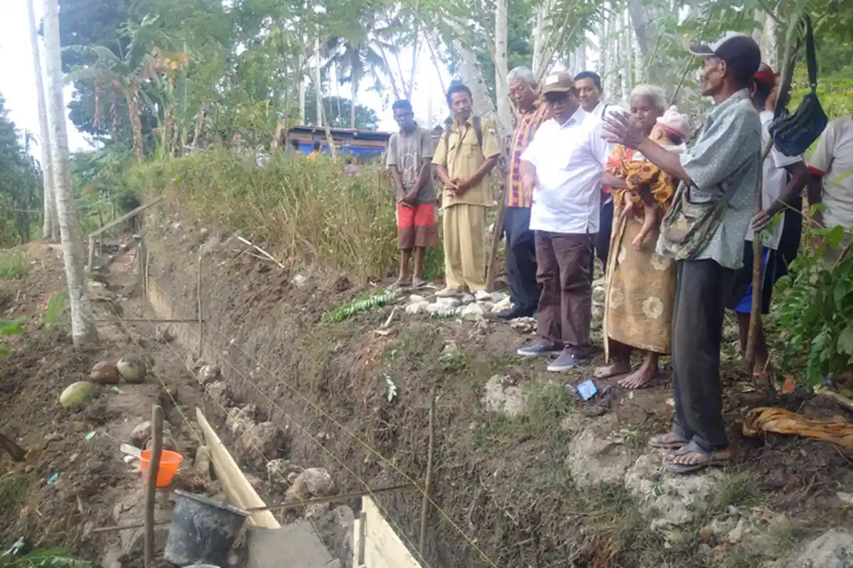 Warga Timor Tengah Selatan Menangis Saat Bertemu Bupati dan Anggota DPR RI, Ini Pengakuannya