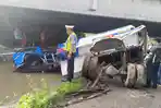 Breaking News, Truk Muatan Solar Terjun dari Tol Jomo ke Sungai Gedeg Mojokerto, Sopir Ngantuk