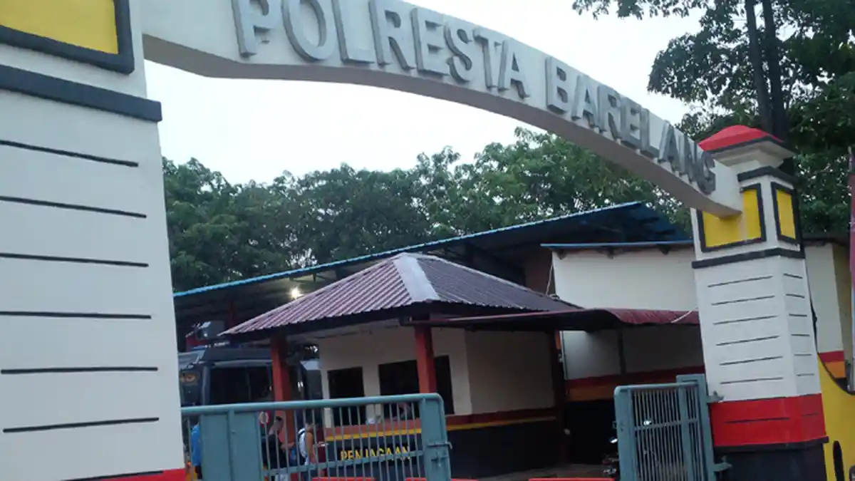 Dua Pria Diamankan Gara-gara Masuk Polres Barelang Bawa Senjata Tajam