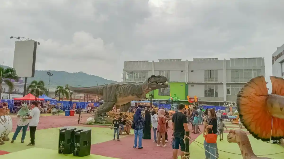 Cerita Novalia Iyohu, Rela Jauh-jauh dari Atinggola Demi Melihat Wahana Dinosaurus di Kota Gorontalo