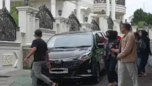 SI-istri-Haji-Maman-Suherman-sekaligus-ibunda-MAHM-9-bersama-keluarga-ti.jpg