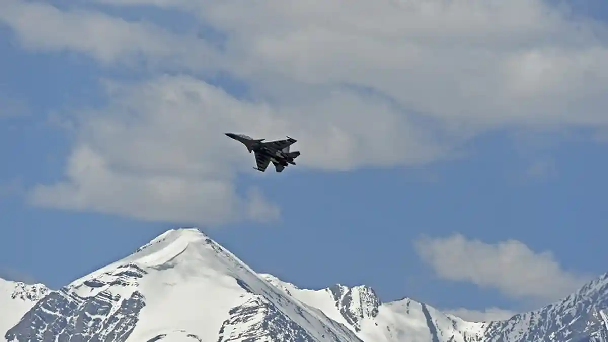 Jet Tempur Rusia Jatuh saat Latihan, Pilot Selamat Berkat Kursi Pelontar