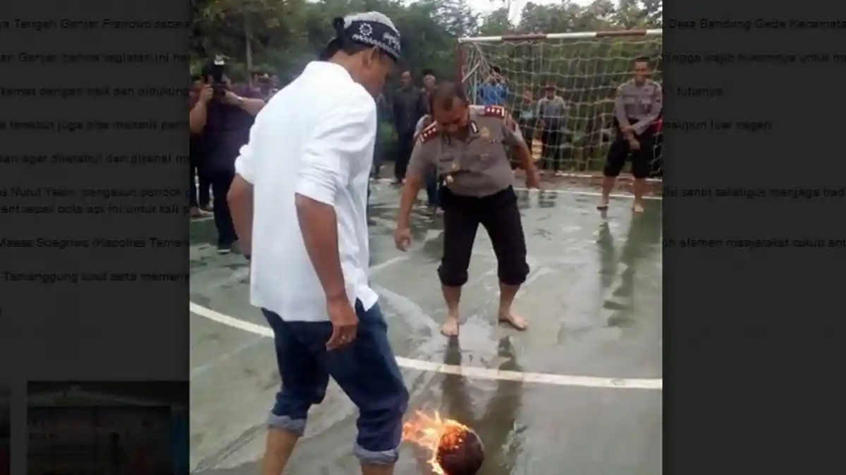 Sudah Mentradisi, Gubernur Ganjar Siap Viralkan Sepak Bola Api