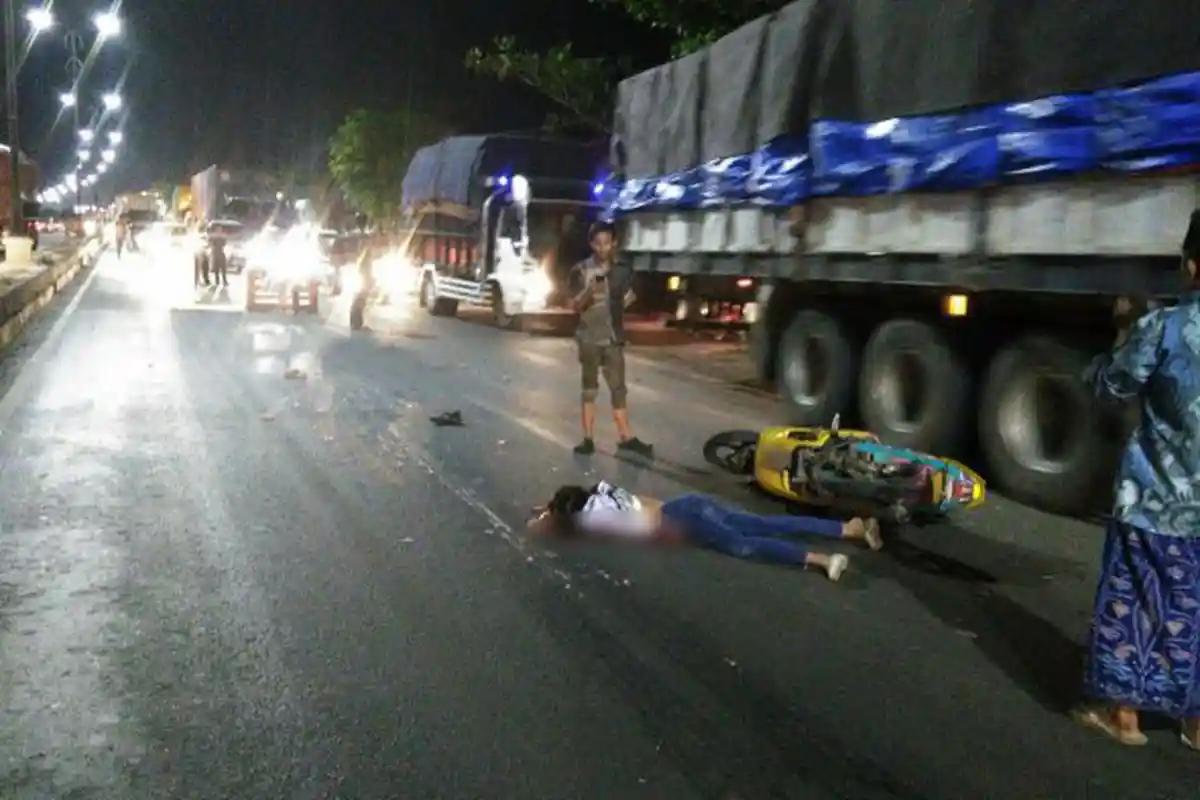 Kecelakaan Maut Tadi Malam, Wanita Muda Tewas Ditabrak Truk CPO Sang Sopir Langsung Menyerahkan Diri