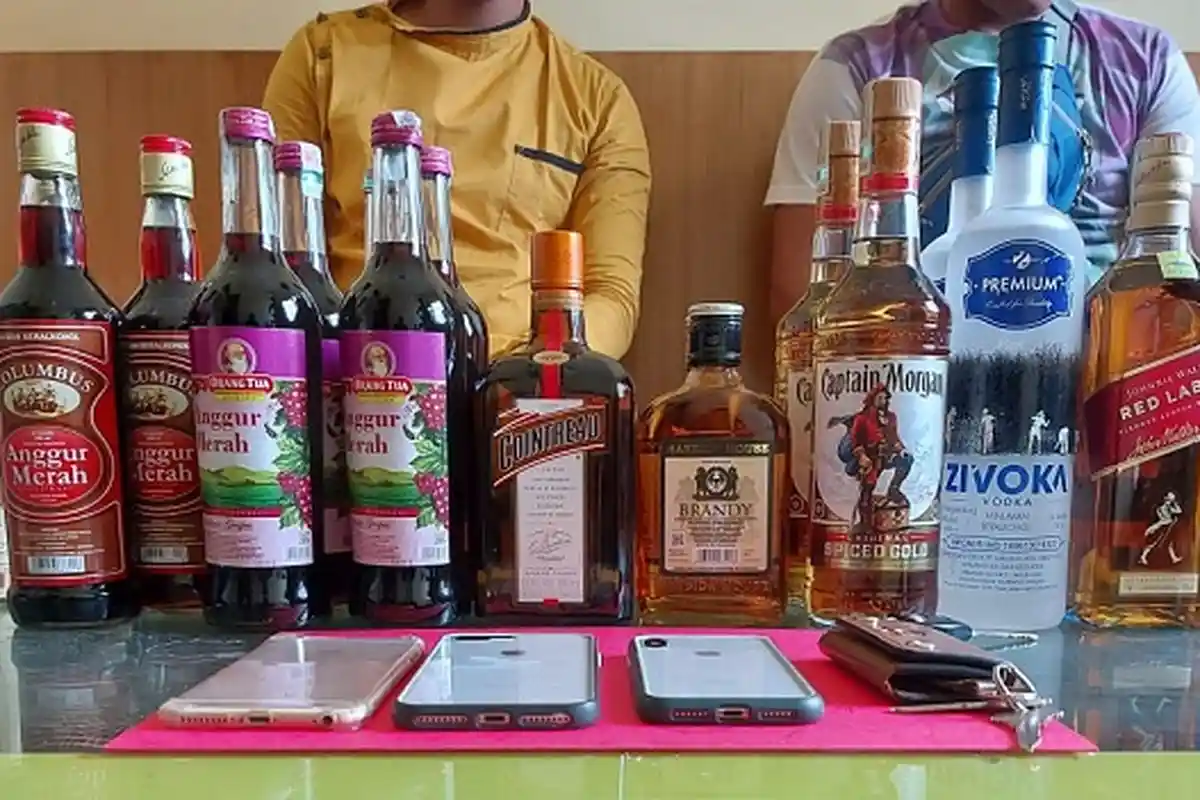 Polisi Angkut Puluhan Botol Minuman Keras dari Toko Jamu, Ada Miras Ketan Hitam hingga Anggur Merah