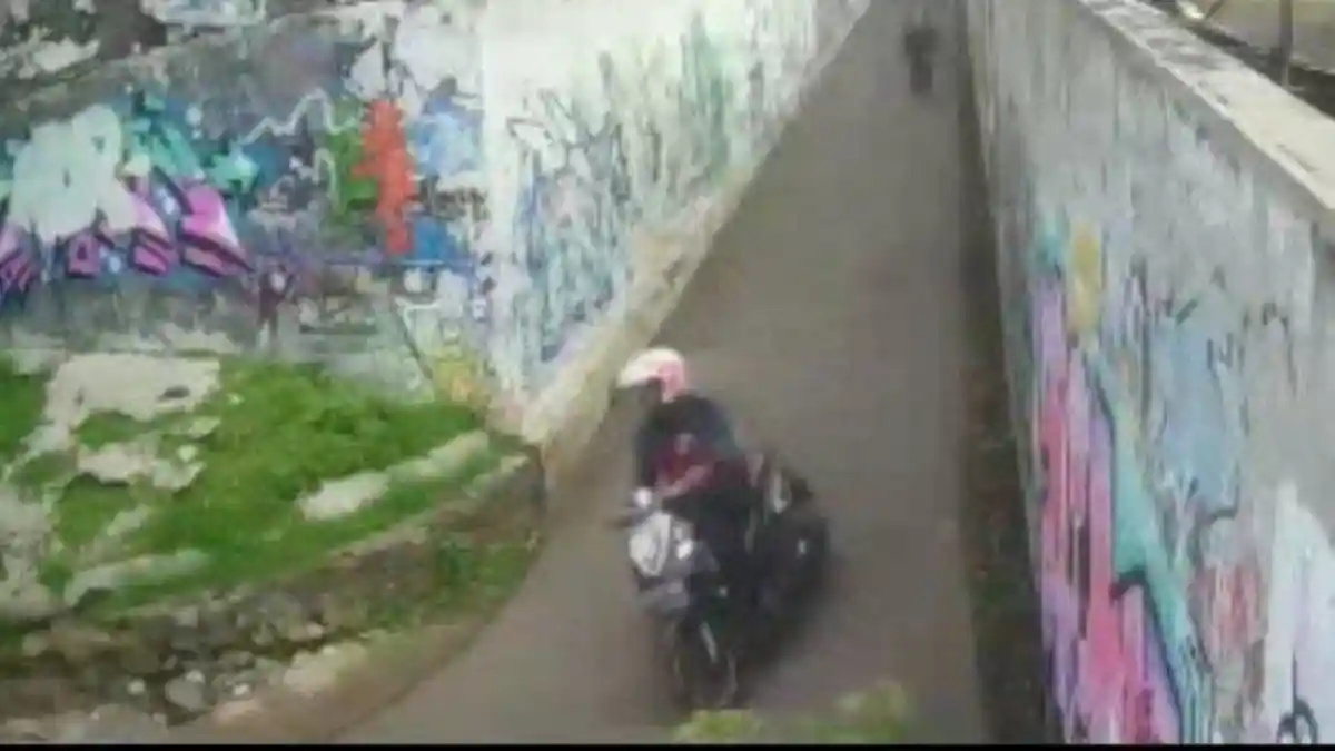 Mahasiswi Jadi Korban Begal Bokong di Kampung Melayu, Aksi Pelaku Terekam CCTV