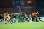 Persebaya Surabaya Dikalahkan di Kandang, Bonek Mengamuk